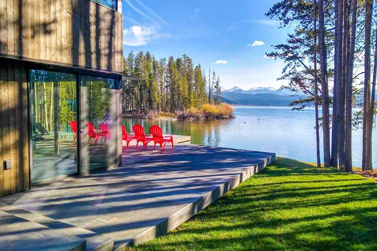 New modern lakefront cabin with stunning views!