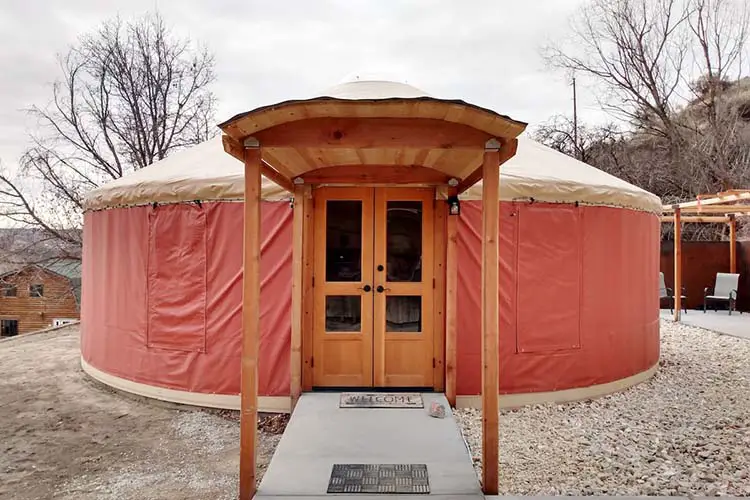 Riverview Yurt with private geothermal hotpool