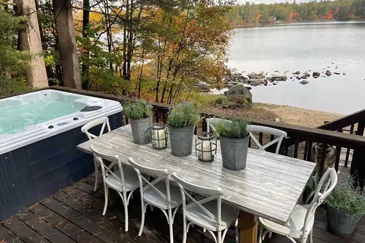 Lakefront designer cabin with hot tub