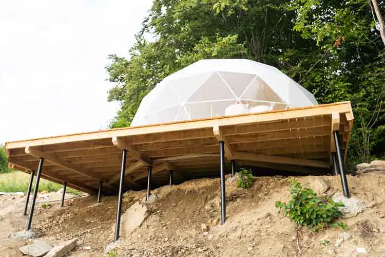 the process of building a dome tent in the mountains