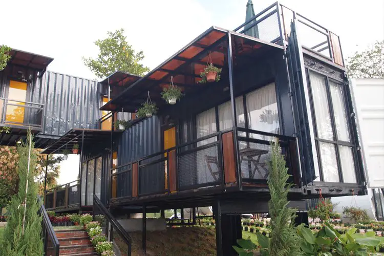 A house made from refurbish shipping container